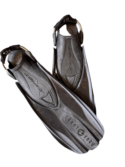 Used Aqualung xshot fins with spring heel straps